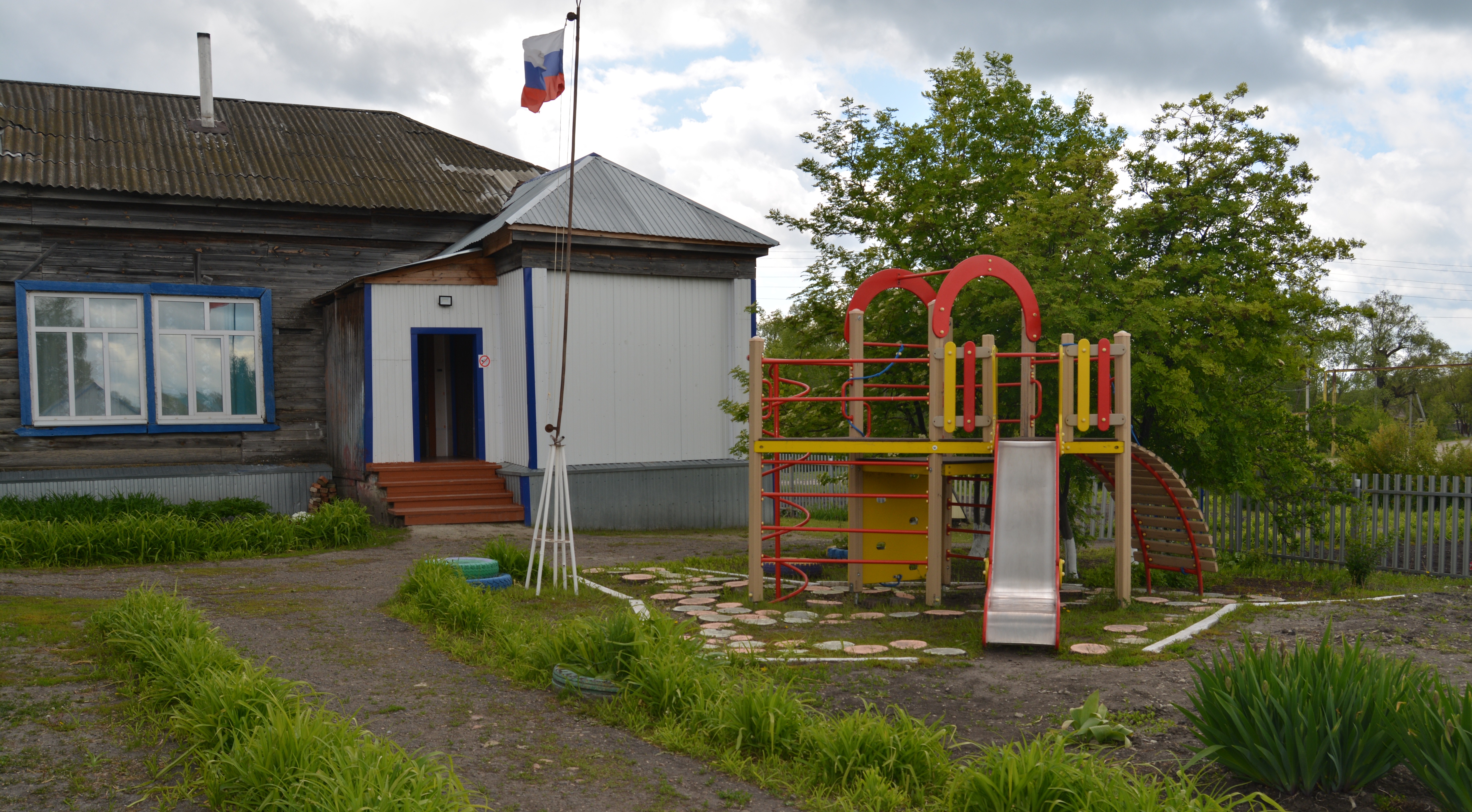 Детская площадка на территории школы.